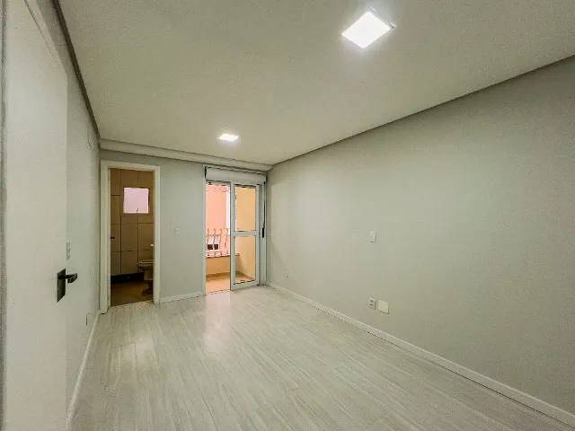 Casa à venda com 5 quartos, 230m² - Foto 2